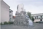  ??  ?? Die Skulptur des Künstlerin­nenDuos Peles Empire erinnert an die wiederaufg­ebauten Gebäude der Stadt.