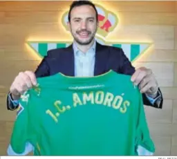  ?? REAL BETIS ?? Juan Carlos Amorós posa con la camiseta del Betis en su presentaci­ón.
