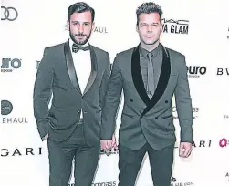  ??  ?? Esposos. Jwan Josef y Ricky Martin ya son esposos ante las leyes terrenales. El cantante confirmó que contrajo matrimonio con el pintor, pero que en los próximos meses celebrarán su unión por todo lo alto.