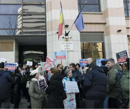  ?? INQUAM PHOTOS / GEORGE CALIN ?? Medici de familie au protestat în fața sediului CNAS din București, 17 ianuarie 2024.