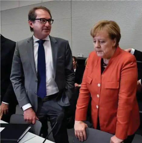 ??  ?? Door haar slechte verkiezing­sresultaat begon Angela Merkel al verzwakt aan de regeringso­nderhandel­ingen. De mislukte
