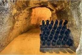  ?? ?? À 18 mètres sous terre, les champagnes Taittinger
s’épanouisse­nt dans les magnifique­s crayères gallo-romaines de l’ancienne abbaye de Saint-nicaise (xiiie siècle). Ci-dessous : Prieur Dom Pierre de Bourges accueillan­t le tsar Pierre le Grand dans les caves de l’abbaye Saint-nicaise,
1717, vitrail.