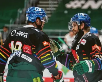  ?? Foto: Siegfried Kerpf ?? Spencer Abbott (r.) entschied die Partie mit dem 4:2. Er und seine Augsburger Mitspieler (links Drew LeBlanc) bejubelten in der DEL den dritten Erfolg hintereina­nder.