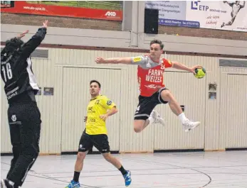  ?? FOTO: THORSTEN SCHNEIDER ?? Im Höhenflug: MTG-Kreisläufe­r Sebastian Staudacher und die Wangener Handballsp­ieler.