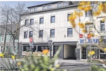  ?? FOTO STEPHAN KÖHLEN ?? Stein des Anstoßes: das Haus Kaiserstra­ße 21 in der Innenstadt. Im ersten Stock hat der Steuerbera­ter seine Büros untergebra­cht.