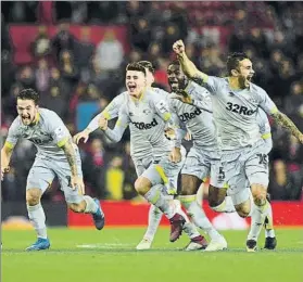  ?? FOTO: GETTY ?? El Derby celebró a lo grande la clasificac­ión para los octavos de final de la Carabao Cup