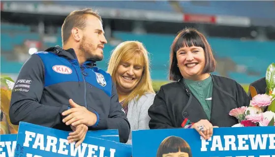  ?? Getty Images/NZPA ?? Bulldog Josh Reynolds and Raelene Castle being farewelled from the club in 2017.