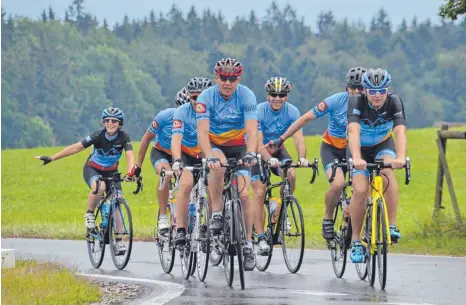  ?? FOTOS: CORINNA KONZETT ?? Die letzten Meter für diese „Move“-Saison. Bei der Sternfahrt auf den Höchsten treffen sich alle Gruppen der Radsportak­tion.