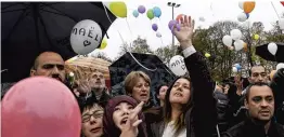  ?? PHOTO AFP ?? Des proches de la petite Maëlys étaient rassemblés hier dans un parc pour souligner l’anniversai­re de la fillette disparue.