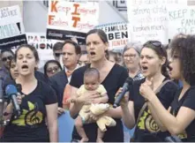  ?? EFE ?? Reclamo. Madres gritan consignas mientras participan en una manifestac­ión en Washington contra la separación de niños de sus padres en la frontera. Miles de personas salieron a las calles en una treintena de ciudades.