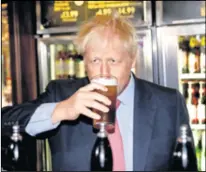  ?? REUTERS ?? Radno ljeto ima i novi britanski premijer Boris Johnson. Do sada je ljeta provodio na hrvatskoj obali uživajući u našim vinima, a sada obilazi Veliku Britaniju i uz pivo u pubovima priprema svoj glavni projekt – Brexit