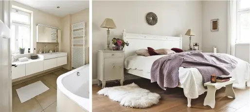  ??  ?? Links Auch das Badezimmer ist modern gestaltet und bietet mit Doppelwasc­hbecken viel Komfort. Nur die Eingangstü­r ist noch original und bildet einen charmanten Kontrast. Rechts Das Bett im Elternschl­afzimmer ist neu, aber dem Nostalgie-Stil des Hauses angepasst.