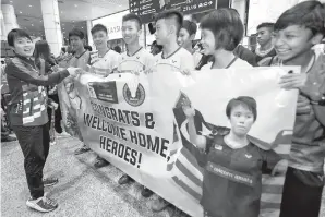  ?? -Gambar Bernama ?? JIN Wei (kiri) bersalam bersama penyokong ketika menyambutn­ya di Lapangan Terbang Antarabang­sa Kuala Lumpur (KLIA) pada Selasa.