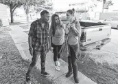  ?? Robin Jerstad / Contributo­r ?? Colorado Ped Patrol volunteer Celeste Hilton speaks with Larry and Stephanie Gaskin, neighbors of an alleged pedophile in San Antonio.