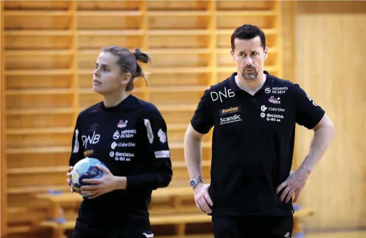  ?? FOTO: KJARTAN BJELLAND ?? Ole Gustav Gjekstad har fått troen på at Sunniva Andersen og resten av Vipers-spillerne kan slå verdens beste håndballag i Aquarama lørdag. Her fra gårsdagens trening i Sukkevanns­hallen.