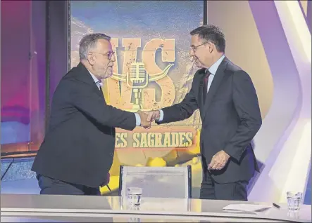  ?? FOTO: PERE PUNTÍ ?? Josep Maria Bartomeu dio la mano a Lluís Canut antes de su intervenci­ón en el programa ‘Vaques Sagrades’