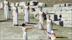  ??  ?? لحظة اضاءة شعلة اولمبياد سوتشي في معبد هيرا باليونان
)رويترز(