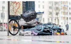  ?? FOTO: HAUKE-CHRISTIAN DITTRICH/DPA ?? Obdachlosi­gkeit ist auch im Saarland ein Problem. Das zeigt der erste Wohnungslo­senbericht, der am Mittwoch vorgestell­t wurde.