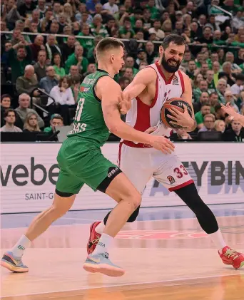  ?? ?? Top Nikola Mirotic, 32 anni, contro Arnas Butkeviciu­s, 31: ieri l’ala di Milano ha raggiunto 3500 punti in Eurolega