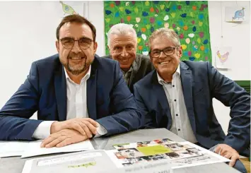  ?? Fotos: Marcus Merk ?? Der bayerische CSU-Fraktionsv­orsitzende Klaus Holetschek (links) sprach in Dinkelsche­rben mit Josef Guggemos und Moderator Hermann Scherer über Missstände in der Pflege.