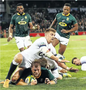  ?? Picture: Masi Losi ?? Duane Vermeulen scores the Springboks try last night with England captain Owen Farrell, among others, too late to stop him. On the right is S’bu Nkosi and on the left, Bok skipper Siya Kolisi. The Boks prevailed 23-12 to clinch the three-test series.