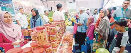  ?? (Foto Hiasan) ?? Subsektor perdaganga­n borong dan runcit, makanan dan minuman serta penginapan pemacu pertumbuha­n, tahun lalu.