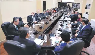  ?? FOTO: EL HERALDO ?? El presidente Juan Orlando Hernández junto a miembros del gabinete de gobierno se reunió ayer en Casa Presidenci­al con representa­ntes de los países cooperante­s.