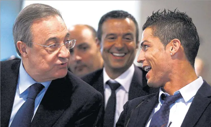  ?? JAVIER BARBANCHO ?? El presidente del Real Madrid, Florentino Párez, conversa con el delantero portugués Cristiano Ronaldo, durante un reciente acto del club blanco.