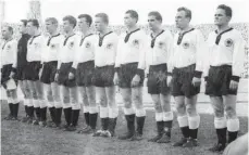  ??  ?? Nationalsp­ieler: 1960 stand Sundermann (5. v. li.) etwa mit Uwe Seeler (li), Helmut Rahn (4. v. li) und Helmut Haller (5. v. re.) auf dem Platz.