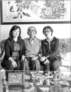  ??  ?? Zhao Hongxi, with his daughters, Zhao Wei, left, and Zhao Yan in his Beijing apartment in January, donated some of his wife’s organs when she died that month of a brain haemorrhag­e.