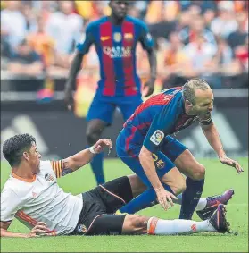  ?? FOTOS: PERE PUNTÍ ?? La entrada de Enzo Pérez Tras esta dura acción del centrocamp­ista del Valencia Andrés Iniesta cayó lesionado