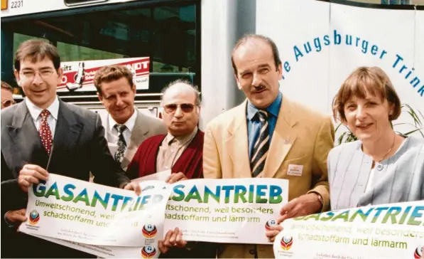  ?? Archivfoto: Fred Schöllhorn ?? Im Juli 1997 war Angela Merkel als Umweltmini­sterin in Augsburg. Anlass waren die ersten Erdgasbuss­e. Beim Fototermin war unter anderem auch Bundestags­abgeordnet­er Christian Ruck (links) dabei. Bei ihrem Besuch am Donnerstag in Augsburg erinnerte sich Merkel an diesen Termin.