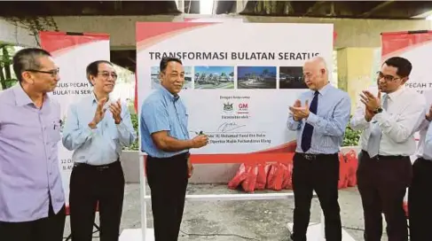  ??  ?? MOHAMAD Yasid (tiga dari kiri) dan Pengarah Urusan Pusat Pemborong GM Klang Datuk Lim Seng Kok (dua dari kanan) melihat ilustrasi taman pada Majlis Pecah Tanah Bulatan Seratus, semalam.