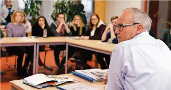  ?? RP-FOTO: DIETRICH JANICKI ?? „Schenken Sie uns eine (Schul-)Stunde Ihrer Zeit“– unter diesem Motto diskutiert­en Schüler der Freien Aktiven Schule mit dem Landtagsab­geordneten Martin Sträßer über die politische Arbeit.