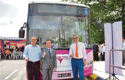  ?? BERNAMA PIC ?? Federal Territorie­s Minister Khalid Abdul Samad (right) at the launch of the GoKL ‘pink lane’ bus in Kuala Lumpur yesterday. With him are Lembah Pantai member of parliament Fahmi Fadzil (centre) and Kuala Lumpur Mayor Datuk Nor Hisham Ahmad Dahlan.