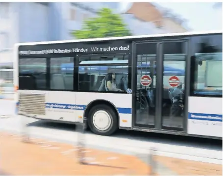  ?? ARCHIV-FOTO: ARFI ?? Im hauseigene­n Bildungsze­ntrum der Niag werden Menschen zu Busfahrern ausgebilde­t, die entweder den Wiedereins­tieg ins Berufslebe­n suchen oder als Quereinste­iger aus anderen Branchen kommen.
nd