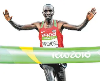  ?? FOTO: IMAGO ?? Eliud Kipchoge, hier bei seinem Olympiasie­g in Rio de Janeiro, ist einer von drei Athleten, die nach dem Willen ihres Ausrüsters die Zweistunde­nmarke beim Marathon knacken sollen.