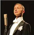  ??  ?? Max Raabe bei seinem Soloauftri­tt im Kursaal Bad Wörishofen.