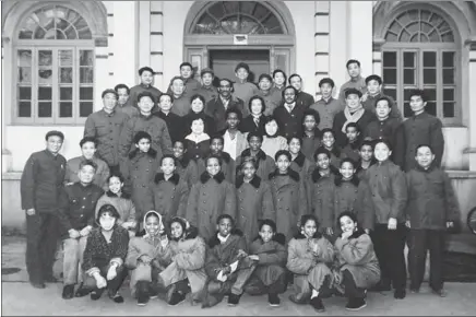  ??  ?? This photo taken in 1981 shows the graduation ceremony of the second batch of Sudanese trainees who came to Wuhan to learn acrobatics.