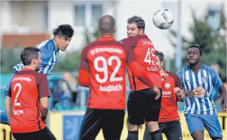  ?? FOTO: VOLKER STROHMAIER ?? Ivan Vargas Müller brachte den FV Olympia in dieser Szene per Kopf mit 1:0 in Führung.