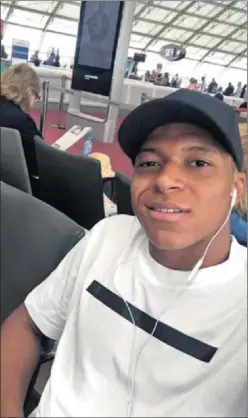  ??  ?? RUMBO A MÓNACO. Mbappé, de blanco, en el aeropuerto de París.