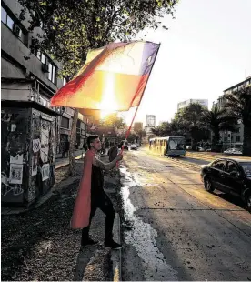  ?? Fernando Llano / Associated Press ?? Un manifestan­te contra el gobierno ondea una bandera chilena durante una protesta en Santiago de Chile el lunes 16 de diciembre de 2019.