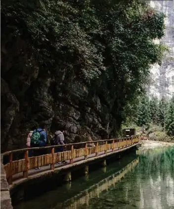  ??  ?? Natural springs between Qinglong and Heilong Bridges.