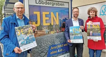  ?? STADT JENA / STADT JENA ?? Wilfried Röpke, Thomas Nitzsche und Dörthe Thiele präsentier­en die Motive der Kampagne „Jena fehlt was ohne …“.