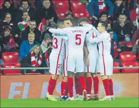  ?? FOTO: JUAN ECHEVERRÍA ?? Los jugadores del Sevilla, celebrando uno de los goles ayer en San Mamés