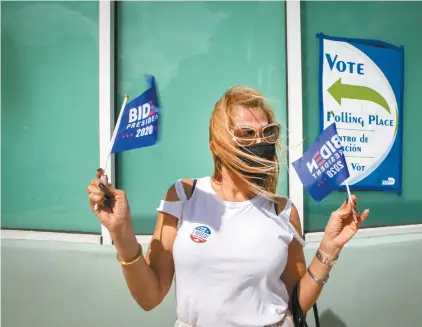  ?? PHOTOS MARIE-FRANCE COALLIER LE DEVOIR ?? Anna Castillo affiche fièrement ses couleurs à la sortie du bureau de vote. « Je suis exrépublic­aine. En 2016, j’ai voté pour Trump et ç’a été la plus grande erreur que j’ai commise », dit la femme originaire du Nicaragua.