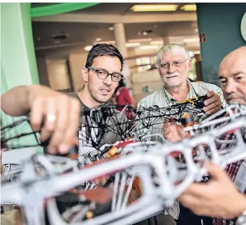  ?? RP-FOTO: MATZERATH ?? Die Stadtbüche­rei als Labor für neue Ideen: Robert Reichert (li) zeigte seine mit den 3D Drucker gebaute Drohne Klaus Lenz (Mitte) und Daniel Rique.