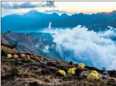  ??  ?? Der Nationalpa­rk Rinjani ist ein beliebts Reiseziel.