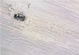  ?? EDGAR SU / Reuters ?? Un vehículo militar pasa por un campo de cereales en Cherníhiv