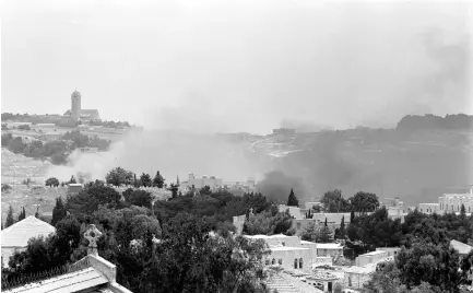  ??  ?? SMOKE RISES from Jerusalem during the Six Day War.